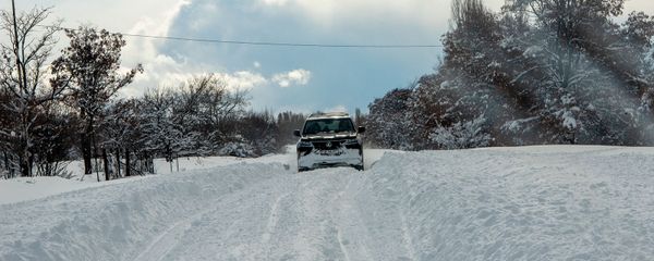 Внедорожник на заснеженной дороге - Sputnik Армения