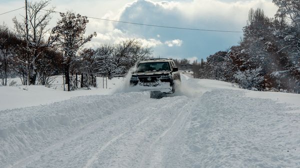Внедорожник на заснеженной дороге - Sputnik Армения