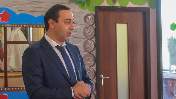 Мэр Абовяна Ваагн Геворгян посетил Центр детского развития Улыбка Нанэ (7 ноября 2019). Абовян - Sputnik Արմենիա