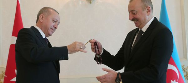 Президент Азербайджана Ильхам Алиев получает четки от своего турецкого коллеги Тайипа Эрдогана (25 февраля 2020). Баку - Sputnik Армения