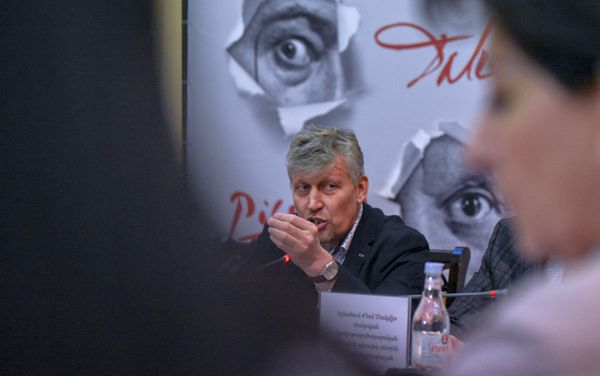 Меценат и коллекционер Александр Шадрин на пресс-конференции, посвященной творчеству Сальвадора Дали и Пабло Пикассо (3 марта 2020). Еревaн Меценат и коллекционер Александр Шадрин на пресс-конференции, посвященной творчеству Сальвадора Дали и Пабло Пикассо (3 марта 2020). Еревaн - Sputnik Армения