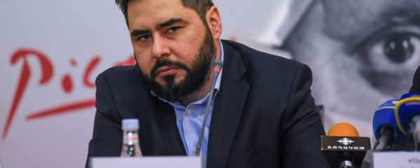 Директор Национальной галереи Арман Цатурян на пресс-конференции, посвященной творчеству Сальвадора Дали и Пабло Пикассо (3 марта 2020). Еревaн - Sputnik Արմենիա