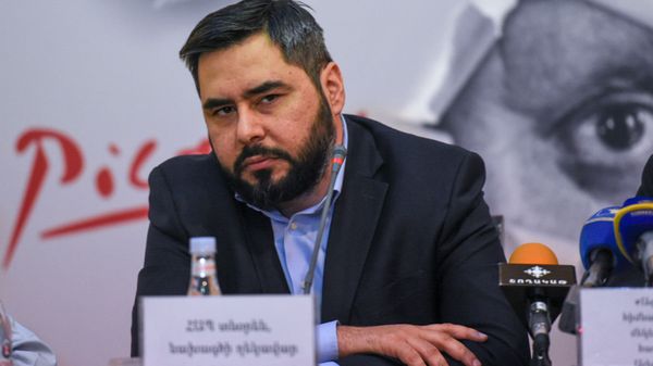 Директор Национальной галереи Арман Цатурян на пресс-конференции, посвященной творчеству Сальвадора Дали и Пабло Пикассо (3 марта 2020). Еревaн - Sputnik Արմենիա