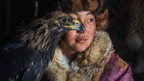 Снимок Young Eagle Hunter Lady мьянманского фотографа Kyaw Bo Bo Han, победивший в номинации National Awards (Мьянма)  конкурса 2020 Sony World Photography Awards - Sputnik Армения