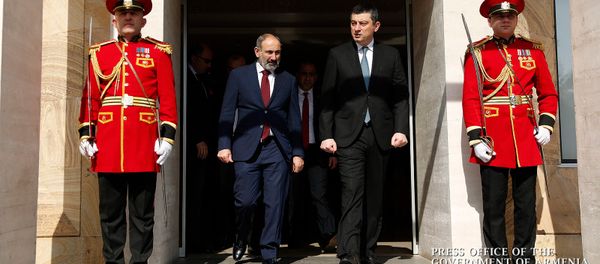 Премьер-министры Армении и Грузии Никол Пашинян и Григорий Гахария после совместного заявления для прессы (3 марта 2020). Тбилиси - Sputnik Армения