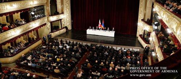 Премьер-министр Армении Никол Пашинян встретился с армянской общиной Грузии (3 марта 2020). Тбилиси - Sputnik Армения
