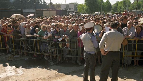 Акционеры АО МММ у центрального здания организации на Варшавском шоссе. - Sputnik Արմենիա