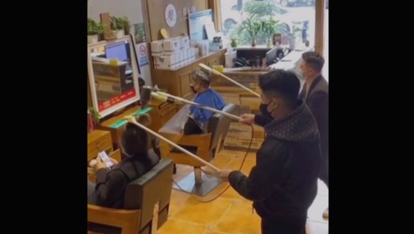 Коронавирус не может остановить этих парикмахеров - Sputnik Армения