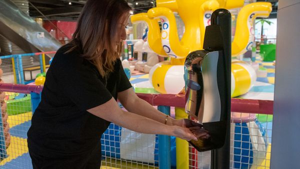Диспенсер с дезинфицирующим средством в фуд корте ТЦ Mega Mall - Sputnik Армения