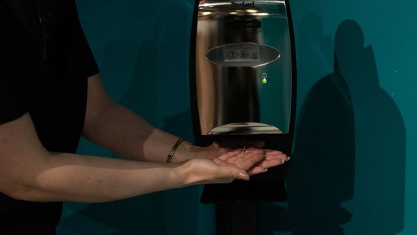Диспенсер с дезинфицирующим средством в фуд корте ТЦ Mega Mall - Sputnik Армения