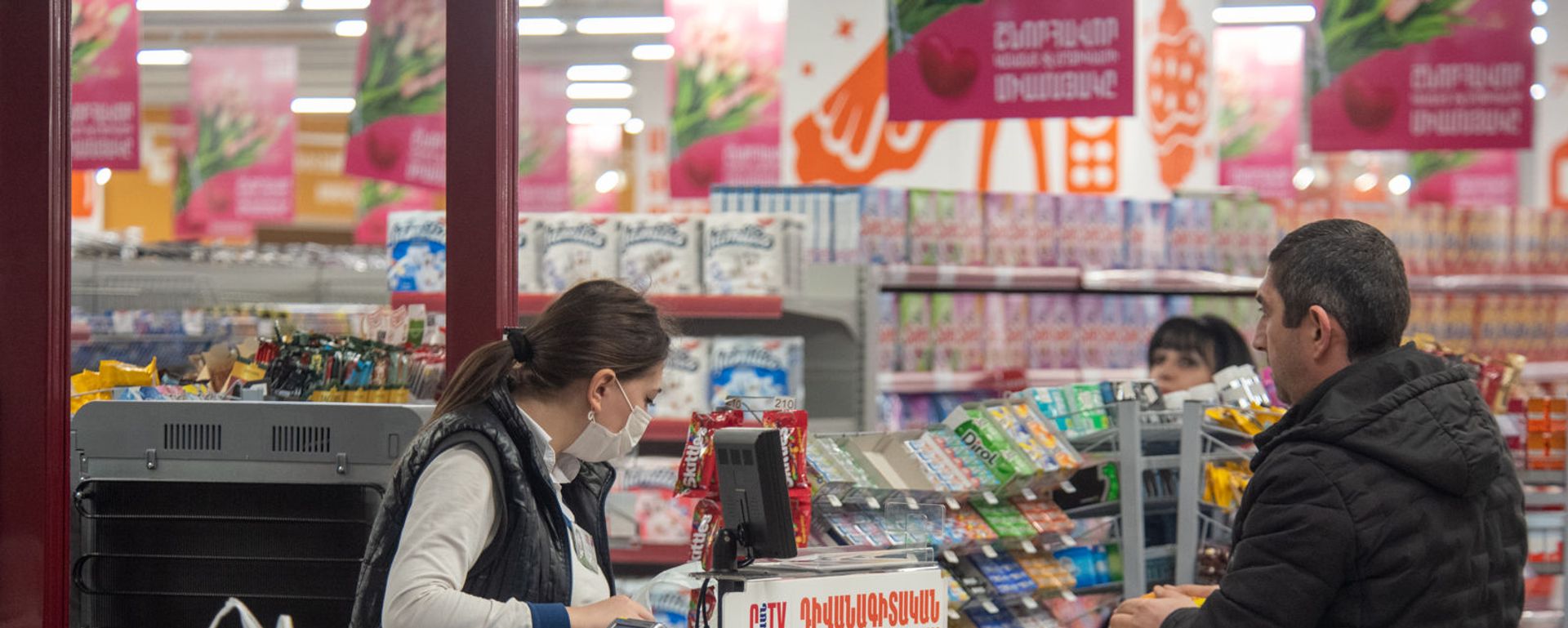 Сотрудница супермаркета Yerevan City в ТЦ Mega Mall в маске Сотрудница супермаркета Yerevan City в ТЦ Mega Mall в маске - Sputnik Արմենիա, 1920, 05.05.2021