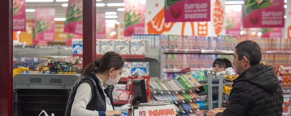 Сотрудница супермаркета Yerevan City в ТЦ Mega Mall в маске - Sputnik Армения