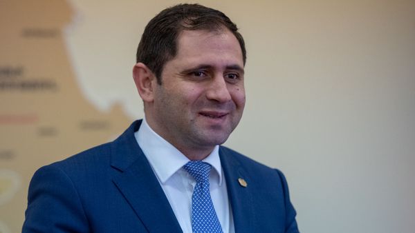 Министр Сурен Папикян на церемонии вручения сертификатов для приобретения недвижимости беженцам из Азербайджанской ССР (4 марта 2020). Еревaн - Sputnik Армения