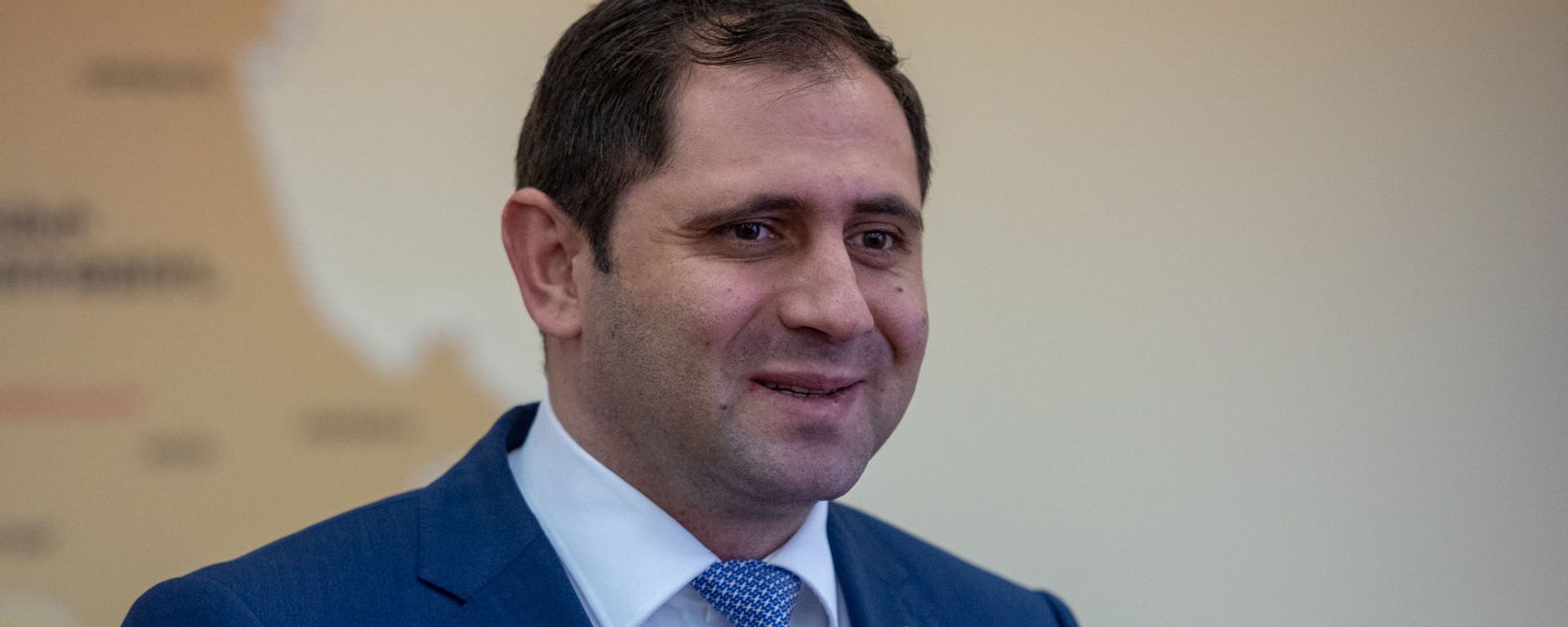 Министр Сурен Папикян на церемонии вручения сертификатов для приобретения недвижимости беженцам из Азербайджанской ССР (4 марта 2020). Еревaн - Sputnik Армения, 1920, 22.01.2022