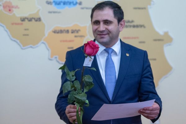 Министр Сурен Папикян на церемонии вручения сертификатов для приобретения недвижимости беженцам из Азербайджанской ССР (4 марта 2020). Еревaн Министр Сурен Папикян на церемонии вручения сертификатов для приобретения недвижимости беженцам из Азербайджанской ССР (4 марта 2020). Еревaн - Sputnik Армения