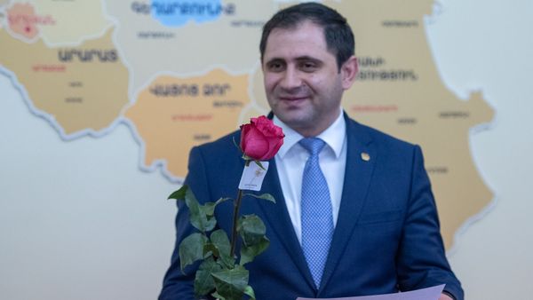 Министр Сурен Папикян на церемонии вручения сертификатов для приобретения недвижимости беженцам из Азербайджанской ССР (4 марта 2020). Еревaн - Sputnik Армения