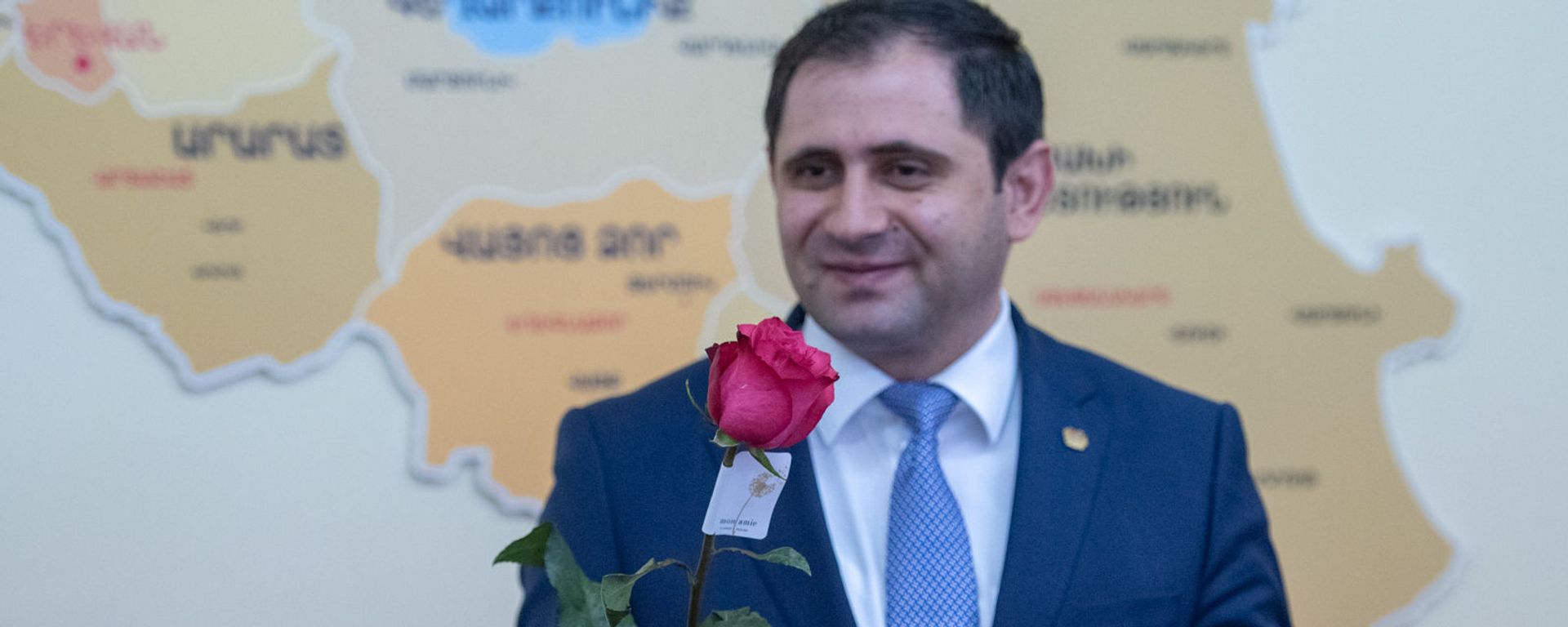 Министр Сурен Папикян на церемонии вручения сертификатов для приобретения недвижимости беженцам из Азербайджанской ССР (4 марта 2020). Еревaн - Sputnik Армения, 1920, 21.09.2025
