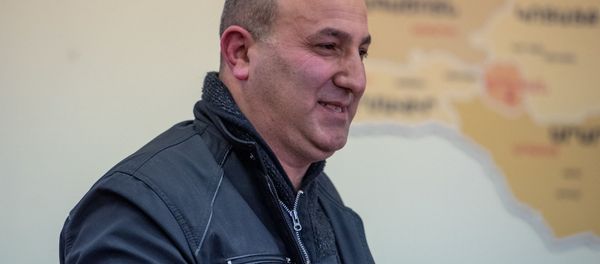 Арарат Саруханян на церемонии вручения сертификатов для приобретения недвижимости беженцам из Азербайджанской ССР (4 марта 2020). Еревaн Арарат Саруханян на церемонии вручения сертификатов для приобретения недвижимости беженцам из Азербайджанской ССР (4 марта 2020). Еревaн - Sputnik Армения
