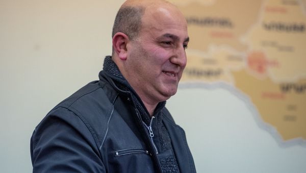 Арарат Саруханян на церемонии вручения сертификатов для приобретения недвижимости беженцам из Азербайджанской ССР (4 марта 2020). Еревaн - Sputnik Армения