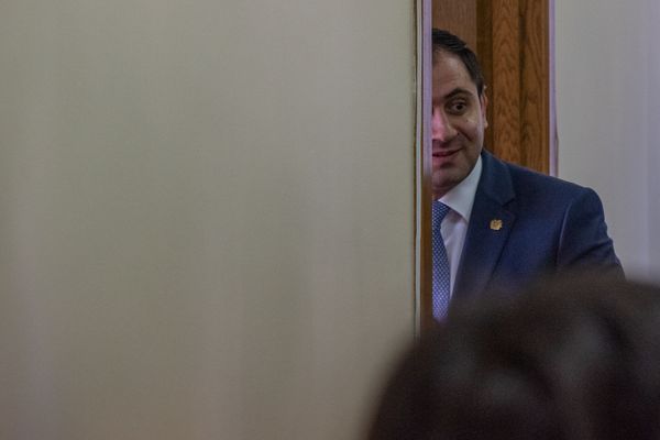 Министр Сурен Папикян на церемонии вручения сертификатов для приобретения недвижимости беженцам из Азербайджанской ССР (4 марта 2020). Еревaн Министр Сурен Папикян на церемонии вручения сертификатов для приобретения недвижимости беженцам из Азербайджанской ССР (4 марта 2020). Еревaн - Sputnik Армения