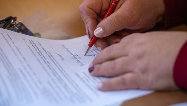 Церемония вручения сертификатов для приобретения недвижимости беженцам из Азербайджанской ССР (4 марта 2020). Еревaн - Sputnik Армения