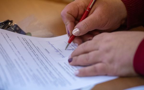 Церемония вручения сертификатов для приобретения недвижимости беженцам из Азербайджанской ССР (4 марта 2020). Еревaн Церемония вручения сертификатов для приобретения недвижимости беженцам из Азербайджанской ССР (4 марта 2020). Еревaн - Sputnik Армения