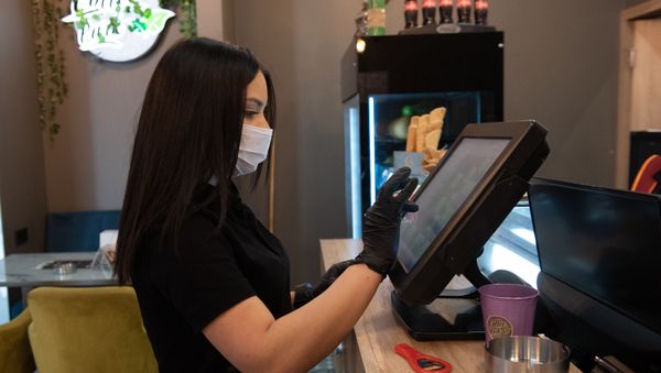 Сотрудница кафе в ТЦ Yerevan Mall в маске - Sputnik Армения