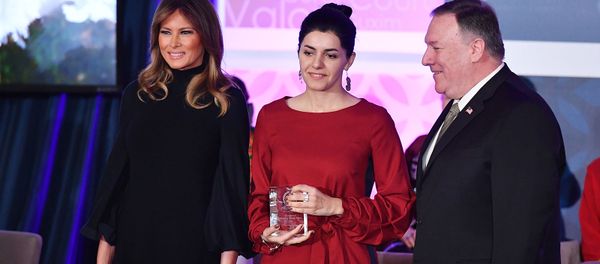Лауреат премии International Women of Courage (IWOC) Люси Кочарян с госсекретарем США Майком Помпео и первой леди Меланией Трамп в Государственном департаменте (4 марта 2020). Вашингтон - Sputnik Արմենիա