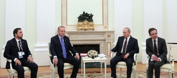 Президент РФ Владимир Путин и президент Турции Реджеп Тайип Эрдоган (второй слева) во время встречи (5 марта 2020). Москва Президент РФ Владимир Путин и президент Турции Реджеп Тайип Эрдоган (второй слева) во время встречи (5 марта 2020). Москва - Sputnik Արմենիա