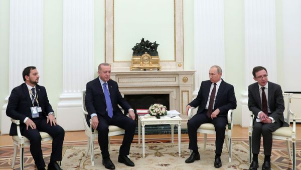 Президент РФ Владимир Путин и президент Турции Реджеп Тайип Эрдоган (второй слева) во время встречи (5 марта 2020). Москва - Sputnik Արմենիա