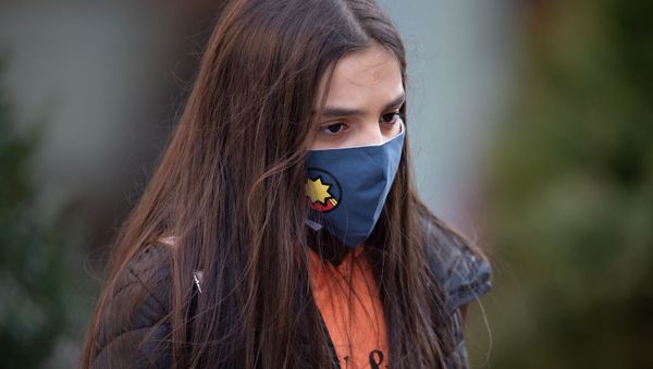 Девушка в защитной маске на улице Еревaна (5 марта 2020). Девушка в защитной маске на улице Еревaна (5 марта 2020). - Sputnik Արմենիա