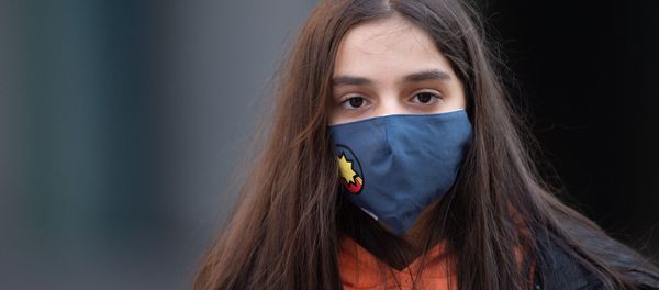Девушка в защитной маске на улице Еревaна (5 марта 2020). Девушка в защитной маске на улице Еревaна (5 марта 2020). - Sputnik Армения