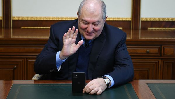 Президентский сюрприз по случаю дня Рождения: президент Армен Саркисян поздравил школьника из Апарана Ромика Аршакяна (6 марта 2020).  - Sputnik Արմենիա