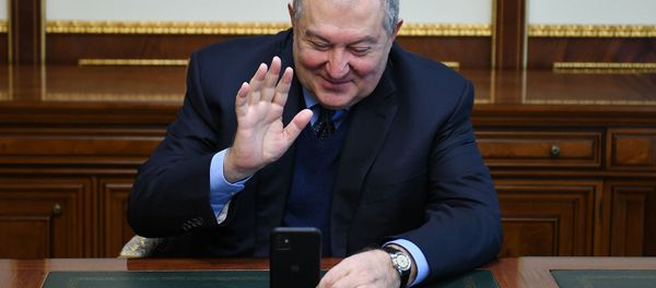 Президентский сюрприз по случаю дня Рождения: президент Армен Саркисян поздравил школьника из Апарана Ромика Аршакяна (6 марта 2020).  - Sputnik Армения