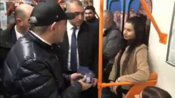 Աղջիկը պատռում է «Այո»-ի բուկլետն ու շպրտում Փաշինյանի վրա - Sputnik Армения