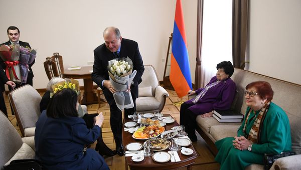 Президент Армен Саркисян принял заслуженных армянок в преддверии женского праздника 8 марта (7 марта 2020). Еревaн Президент Армен Саркисян принял заслуженных армянок в преддверии женского праздника 8 марта (7 марта 2020). Еревaн - Sputnik Армения