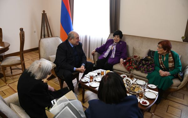 Президент Армен Саркисян принял заслуженных армянок в преддверии женского праздника 8 марта (7 марта 2020). Еревaн Президент Армен Саркисян принял заслуженных армянок в преддверии женского праздника 8 марта (7 марта 2020). Еревaн - Sputnik Армения