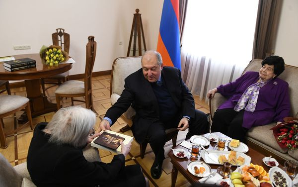 Президент Армен Саркисян принял заслуженных армянок в преддверии женского праздника 8 марта (7 марта 2020). Еревaн Президент Армен Саркисян принял заслуженных армянок в преддверии женского праздника 8 марта (7 марта 2020). Еревaн - Sputnik Армения