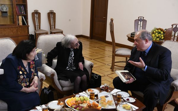 Президент Армен Саркисян принял заслуженных армянок в преддверии женского праздника 8 марта (7 марта 2020). Еревaн Президент Армен Саркисян принял заслуженных армянок в преддверии женского праздника 8 марта (7 марта 2020). Еревaн - Sputnik Армения