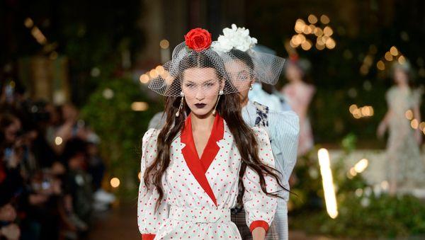 Белла Хадид ходит по подиуму для Rodarte во время Недели моды в Нью-Йорке (11 февраля 2020). Нью-Йорк - Sputnik Армения