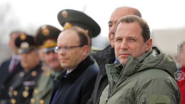 Давид Тоноян на церемонии вручения квартив военнослужащим (7 марта 2020). Ширак - Sputnik Արմենիա