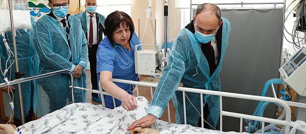 Премьер-министр Никол Пашинян посетил 13-летнюю Назели Хачатрян в МЦ Сурб Аствацамайр (8 марта 2020). Еревaн - Sputnik Армения