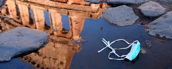 Отраженный в луже Колизей, который будет закрыт после принятия правительством новых мер по предотвращению массовых собраний (8 марта 2020). Рим Отраженный в луже Колизей, который будет закрыт после принятия правительством новых мер по предотвращению массовых собраний (8 марта 2020). Рим - Sputnik Армения