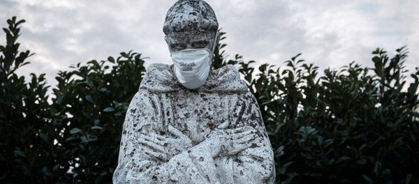 Защитная маска на статуе святого покровителя Италии Святого Франциска в Сан-Фиорано Защитная маска на статуе святого покровителя Италии Святого Франциска в Сан-Фиорано - Sputnik Армения