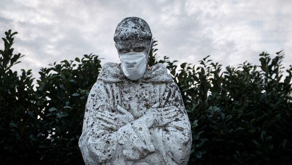 Защитная маска на статуе святого покровителя Италии Святого Франциска в Сан-Фиорано Защитная маска на статуе святого покровителя Италии Святого Франциска в Сан-Фиорано - Sputnik Армения