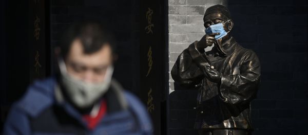 Статуя в маске в Пекине, Китай - Sputnik Արմենիա