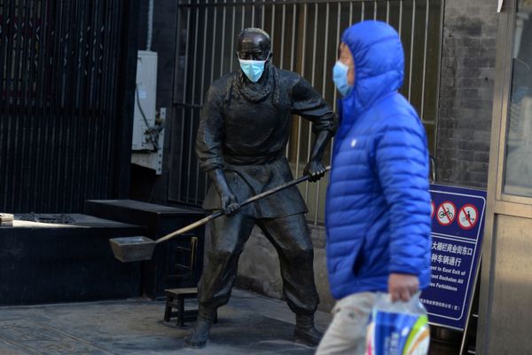Статуя в защитной маске в Пекине Статуя в защитной маске в Пекине - Sputnik Армения