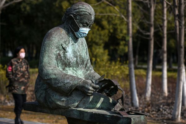 Статуя в защитной маске в парке Huaian, Китай Статуя в защитной маске в парке Huaian, Китай - Sputnik Армения