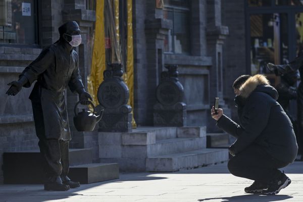 Мужчина фотографирует статую в защитной маске, Пекин Мужчина фотографирует статую в защитной маске, Пекин - Sputnik Армения