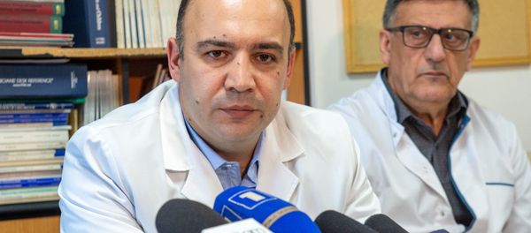 Микаел Адамян (слева), директор больницы Норк-Мараш, на пресс-конференции (9 марта 2020). Еревaн Микаел Адамян (слева), директор больницы Норк-Мараш, на пресс-конференции (9 марта 2020). Еревaн - Sputnik Армения